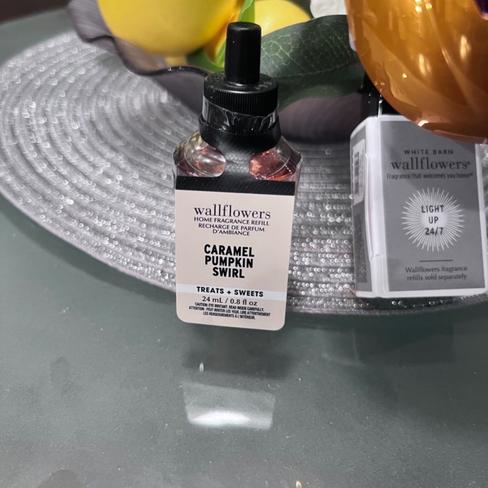 ***SALE***Bath & Body Works Pumpkin Wallflower Lightup Plug & Bulb NWT FIRM - Picture 3 of 5